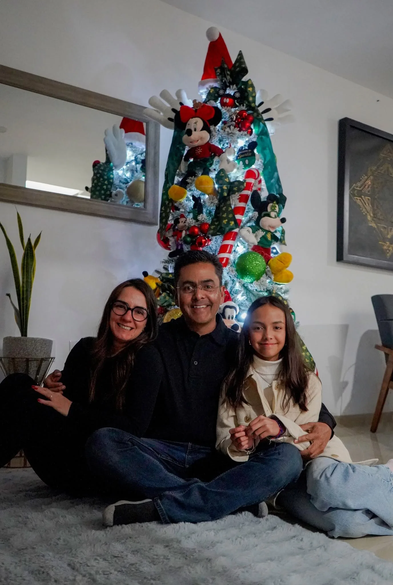 Lalo Medécigo acompañado de su familia
