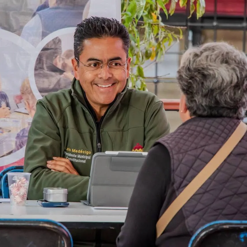 Lalo Medécigo conversando con habitantes de Mineral de la Reforma