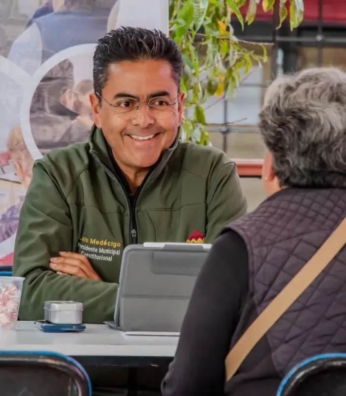 Lalo Medécigo conversando con habitantes de Mineral de la Reforma